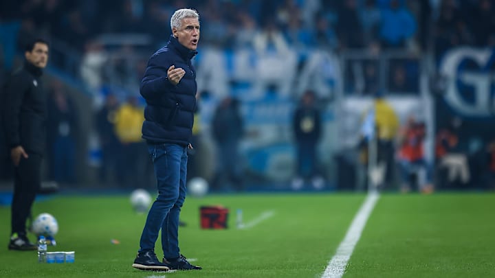 Luis Castro enfrenta turbulência no comando do Grêmio Luis Castro enfrenta turbulência no comando do Grêmio