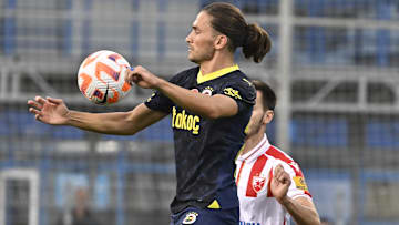 Miguel Crespo topu kontrol ediyor.