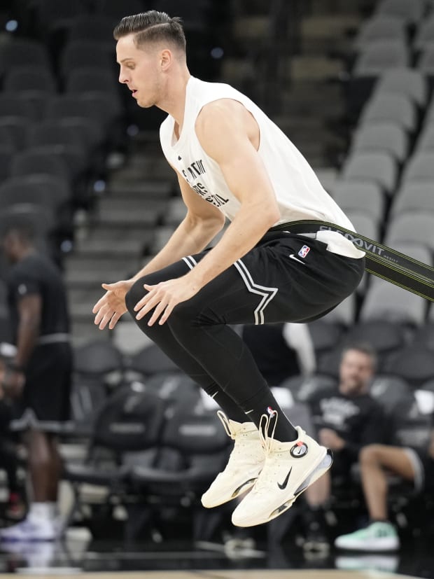 San Antonio Spurs center Zach Collins (23) warms up for a game against the Denver Nuggets at Frost Bank Center.