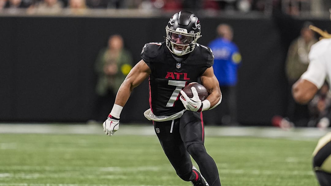 Jan 4, 2026; Atlanta, Georgia, USA; Atlanta Falcons running back Bijan Robinson (7) runs against the New Orleans Saints during the first quarter at Mercedes-Benz Stadium. Mandatory Credit: Dale Zanine-Imagn Images