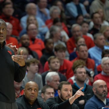 Feb 27, 2024; Dayton, Ohio, USA;  Dayton Flyers forward DaRon Holmes II (15) listens to head coach Anthony Grant during the first half of the game at University of Dayton Arena. Mandatory Credit: Matt Lunsford-USA TODAY Sports