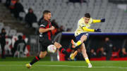 Emre Mor şutunu çekiyor.