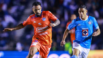 Alonso Escoboza de Mazatlán y Uriel Antuna de Cruz Azul durante la Liga MX