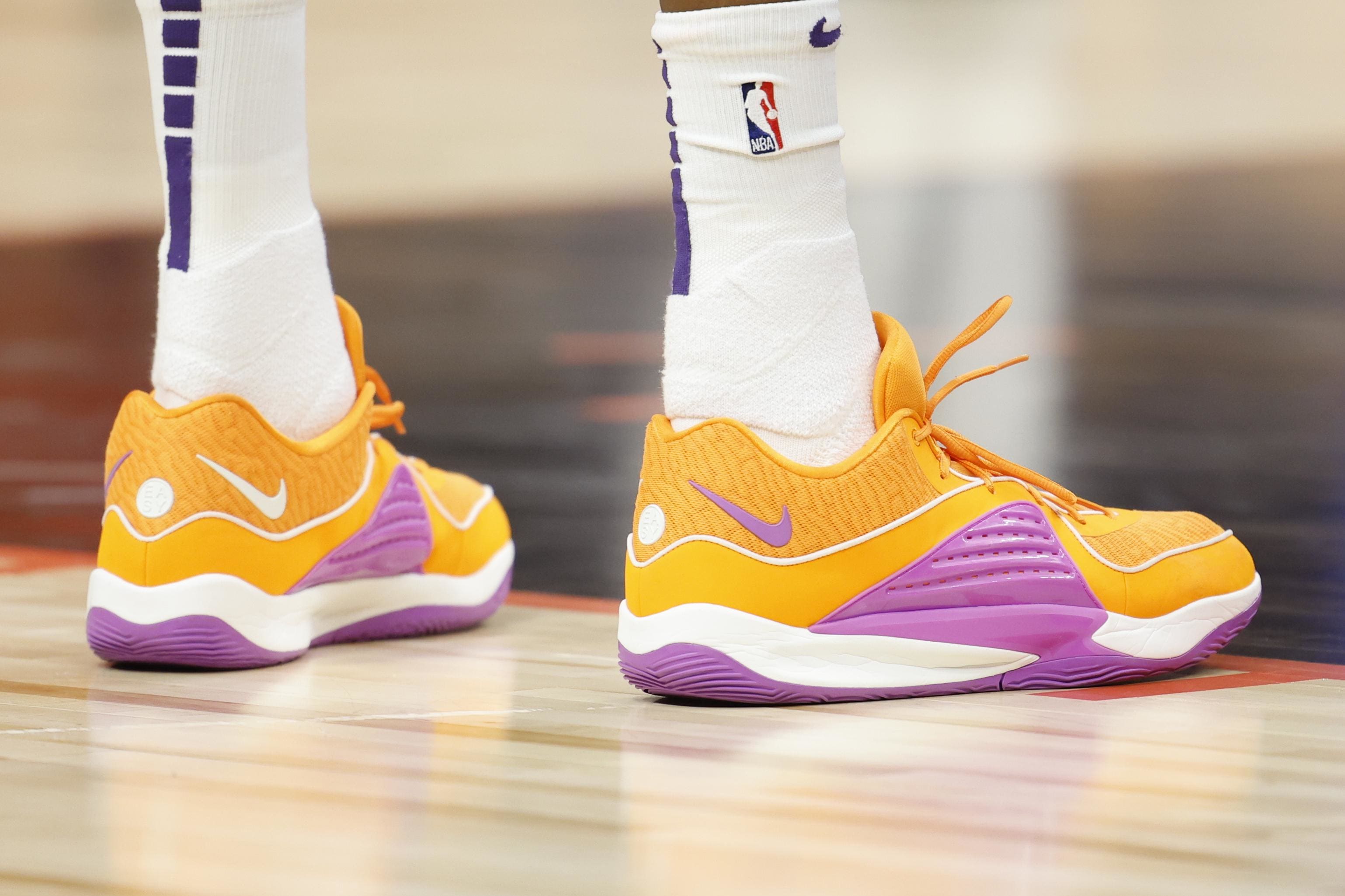 El delantero de los Phoenix Suns, Kevin Durant, lleva zapatillas Nike naranjas y moradas.