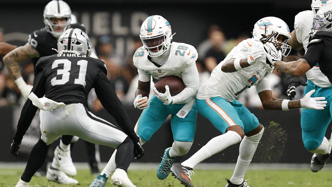 Miami Dolphins running back De'Von Achane (28) runs with the ball in the second quarter against the Las Vegas Raiders at Allegiant Stadium. 