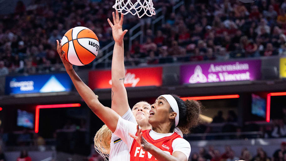 Sydney Colson drives for a layup against the Sky. | Trevor Ruszkowski-Imagn Images
