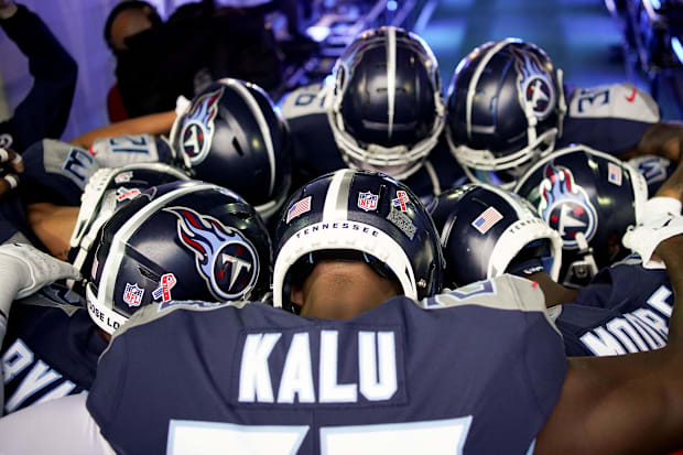 ennessee Titans safety Joshua Kalu (28) huddles with his teammates before taking the field to face the New York Giants.