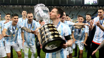 Lionel Messi besando al Copa América de 2021, que consiguió con Argentina tras vencer a Brasil en la final