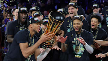 Los Milwaukee Bucks alzando el trofeo que ganaron en la Copa NBA 2024 