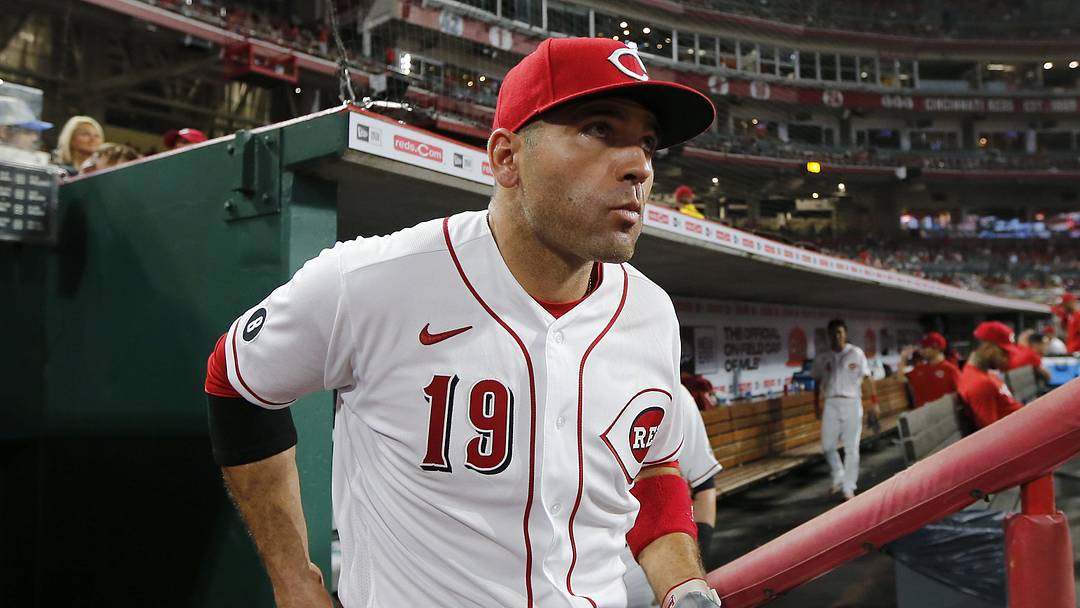 Cincinnati Reds first baseman Joey Votto (19) takes the field