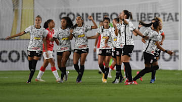 Após triunfar na estreia, as Brabas do Timão irão enfrentar as Vingadoras no Independência nesta segunda-feira (14)