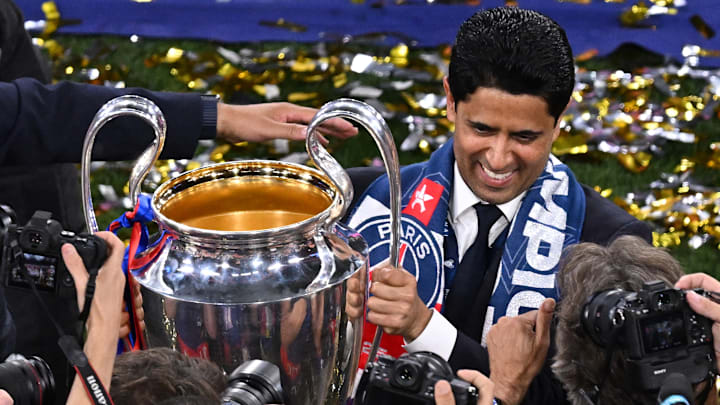 Nasser al-Khelaïfi brandissant la Ligue des Champions le 1er juin dernier