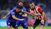 El capitán de Cruz Azul, el uruguayo Ignacio Rivero, y Roberto Alvarado de Chivas durante el Clausura 2024
