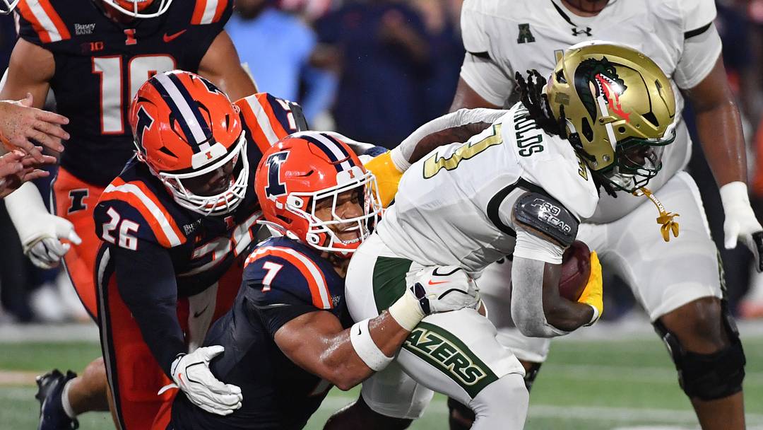 Sep 3, 2026; Champaign, Illinois, USA; Illinois Fighting Illini defensive back Matthew Bailey (7) tackles UAB Blazers running back Bam McReynolds (3) during the first half at Gies Memorial Stadium. Mandatory Credit: Ron Johnson-Imagn Images Sep 3, 2026; Champaign, Illinois, USA; Illinois Fighting Illini defensive back Matthew Bailey (7) tackles UAB Blazers running back Bam McReynolds (3) during the first half at Gies Memorial Stadium. Mandatory Credit: Ron Johnson-Imagn Images