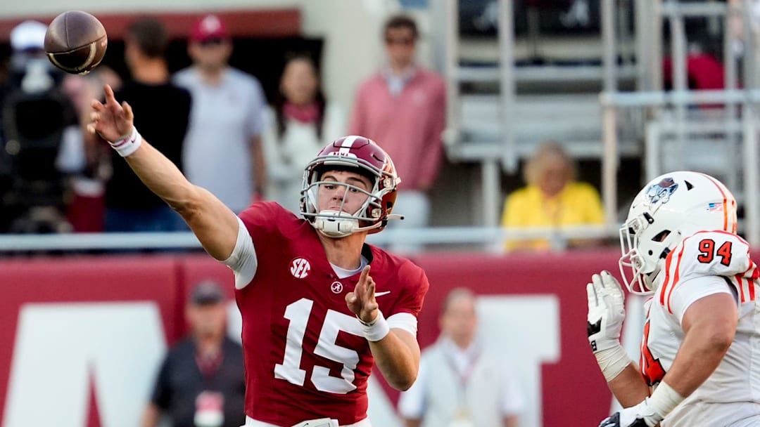 Alabama Crimson Tide quarterback Ty Simpson (15) 
