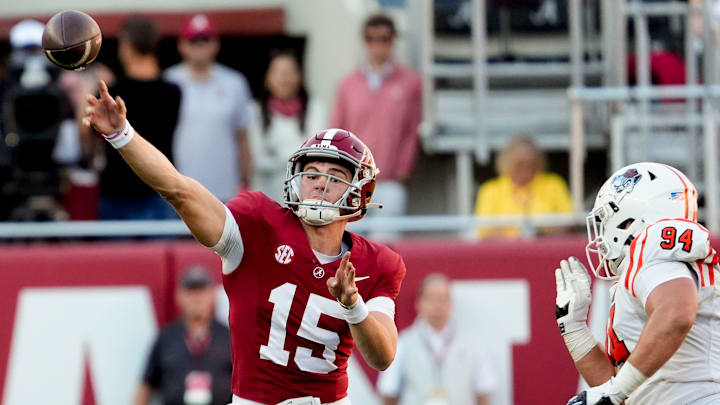 Alabama Crimson Tide quarterback Ty Simpson (15) 