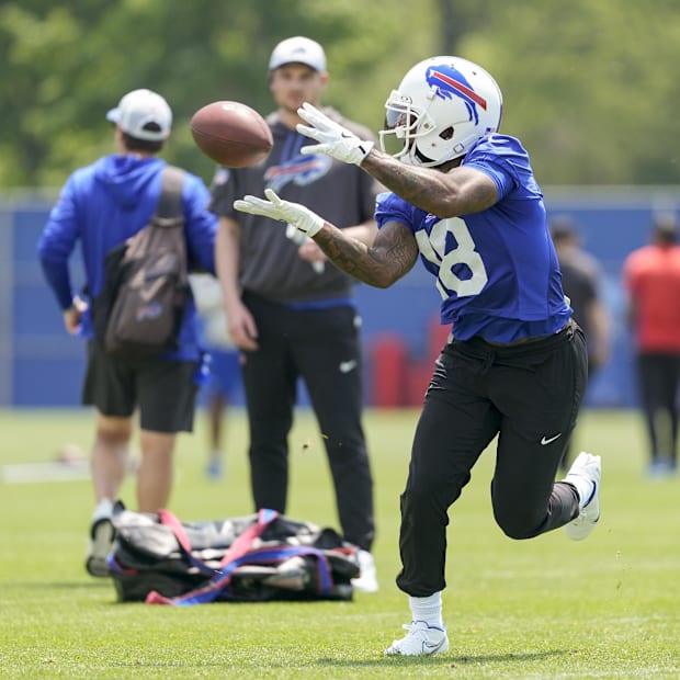 Elijah Moore (18) makes a catch