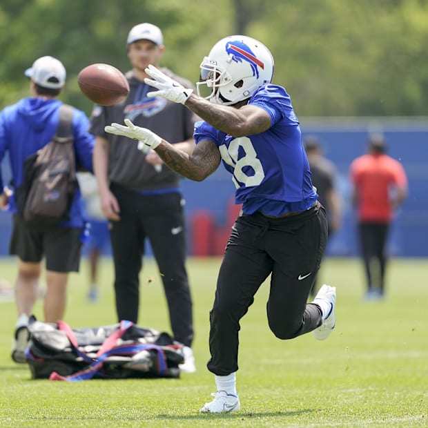 Elijah Moore (18) makes a catch 