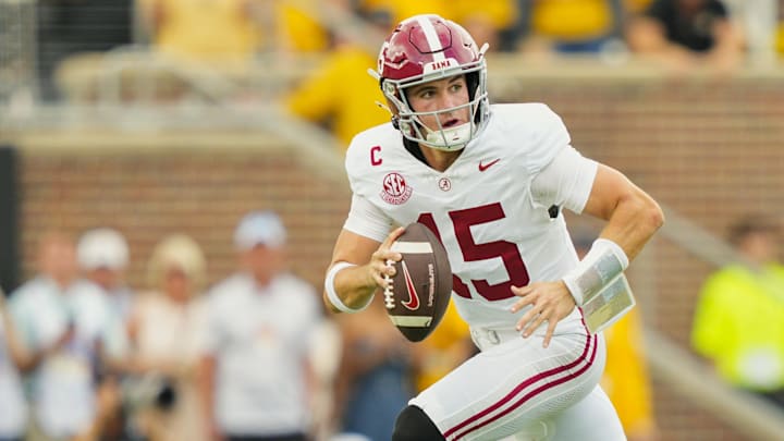 Alabama Crimson Tide quarterback Ty Simpson (15)