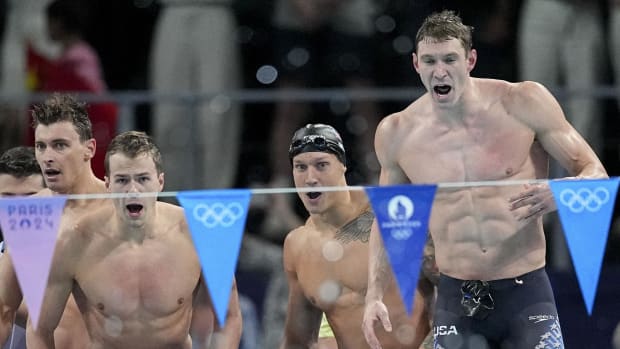 Ryan Murphy, right, cheers on teammates in the 4x100 medley relay