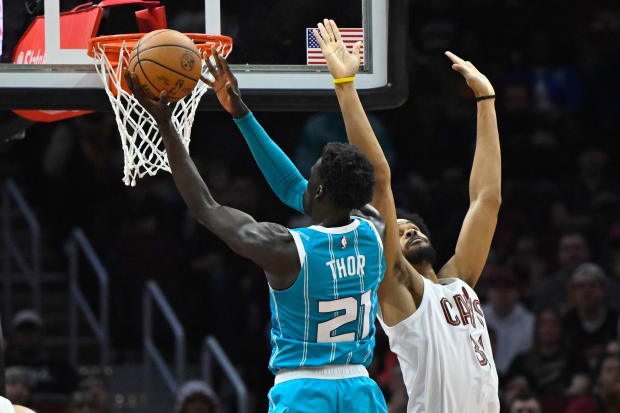 Jarrett Allen defends a shot by forward JT Thor.