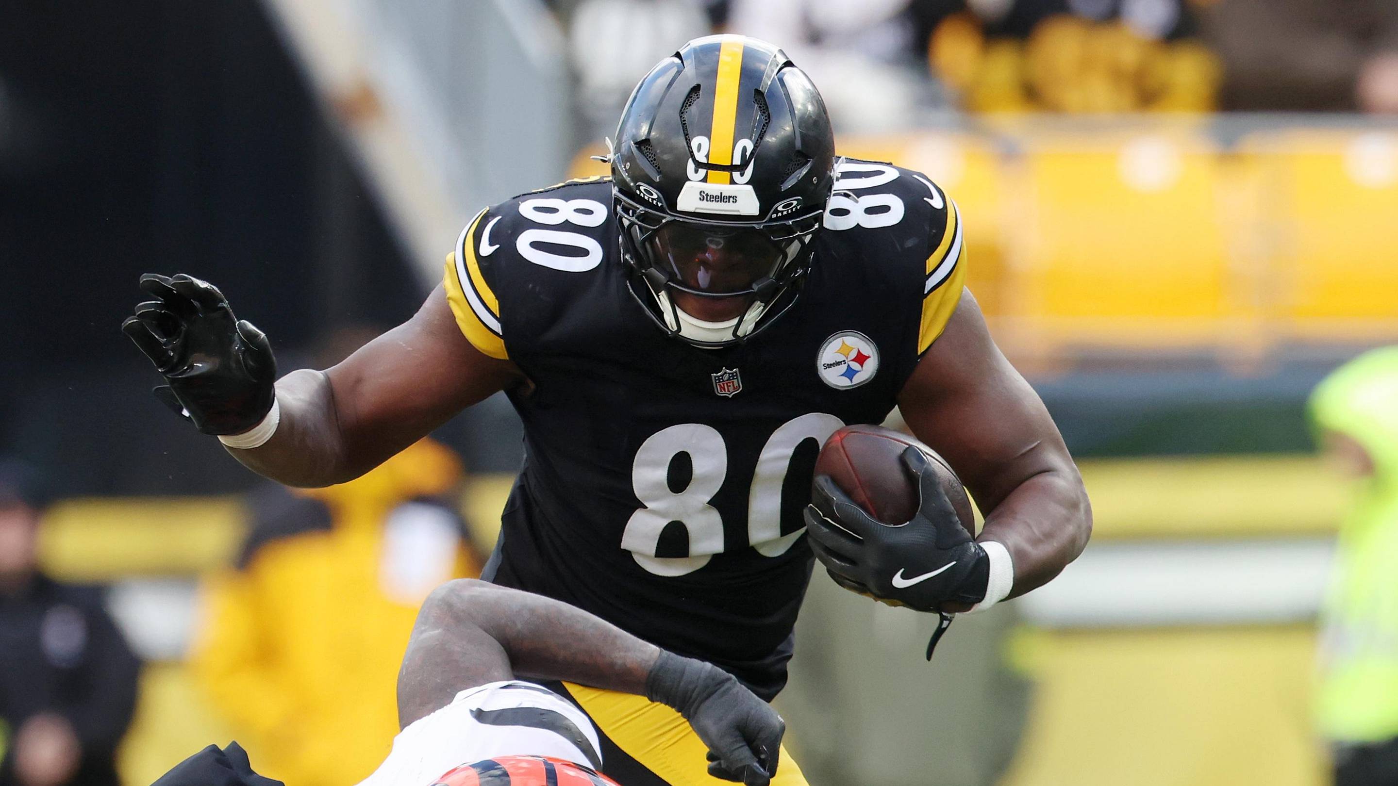Steelers TE Suffers Broken Arm Before Division Title Game