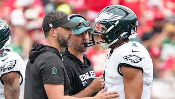 Sep 14, 2025; Kansas City, Missouri, USA; Philadelphia Eagles head coach Nick Sirianni and offenisve coordinator Kevin Patullo speak with Philadelphia Eagles quarterback Jalen Hurts (1) during the second quarter of the game against the Kansas City Chiefs.