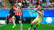 Isaac Brizuela controla un balón ante la marca de Álvaro Fidalgo.