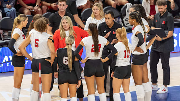 El entrenador en jefe de voleibol de Nebraska, Dani Busboom Kelly