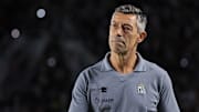Pedro Caixinha vive semana decisiva por permanência no Santos 