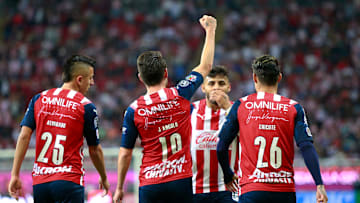 Jugadores de Chivas celebran un gol.