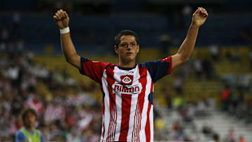 El jugador Javier 'Chicharito' Hernández celebra un gol con las Chivas.