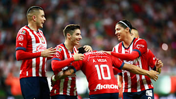 Jugadores de Chivas celebran un gol.
