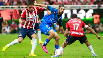 Rodolfo Pizarro intenta defender el esférico de Sergio Flores y Jesús Sánchez.