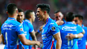 Jugadores de Cruz Azul celebran un gol