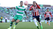 Javier Correa y Cristian Calderón disputan un esférico.