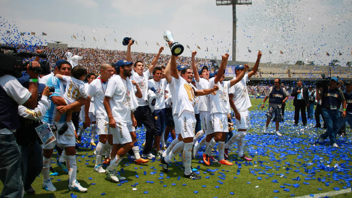 Jugadores de Pumas UNAM celebran un campeonato.