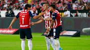 Jugadores de Chivas celebran un gol.