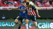Olivas y Ramírez en la pelea de un esférico.