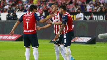 Jugadores de Chivas celebran un gol.