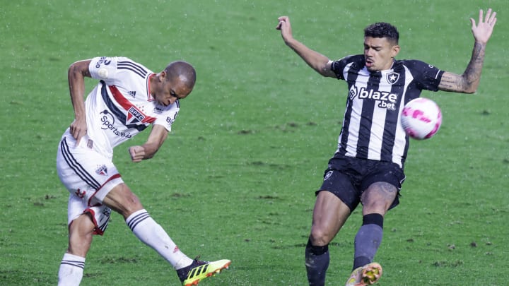 Botafogo vence São Paulo com penalidade marcada nos minutos finais Botafogo vence São Paulo com penalidade marcada nos minutos finais