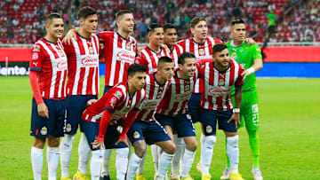Jugadores de Chivas previo al juego ante Tigres UANL.
