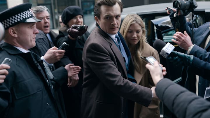 Sienna Miller as  Sophie Whitehouse and Rupert Friend as James Whitehouse in Anatomy of a Scandal 