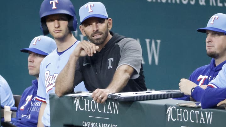 Chris Woodward tiene tres temporadas al frente de los Rangers 