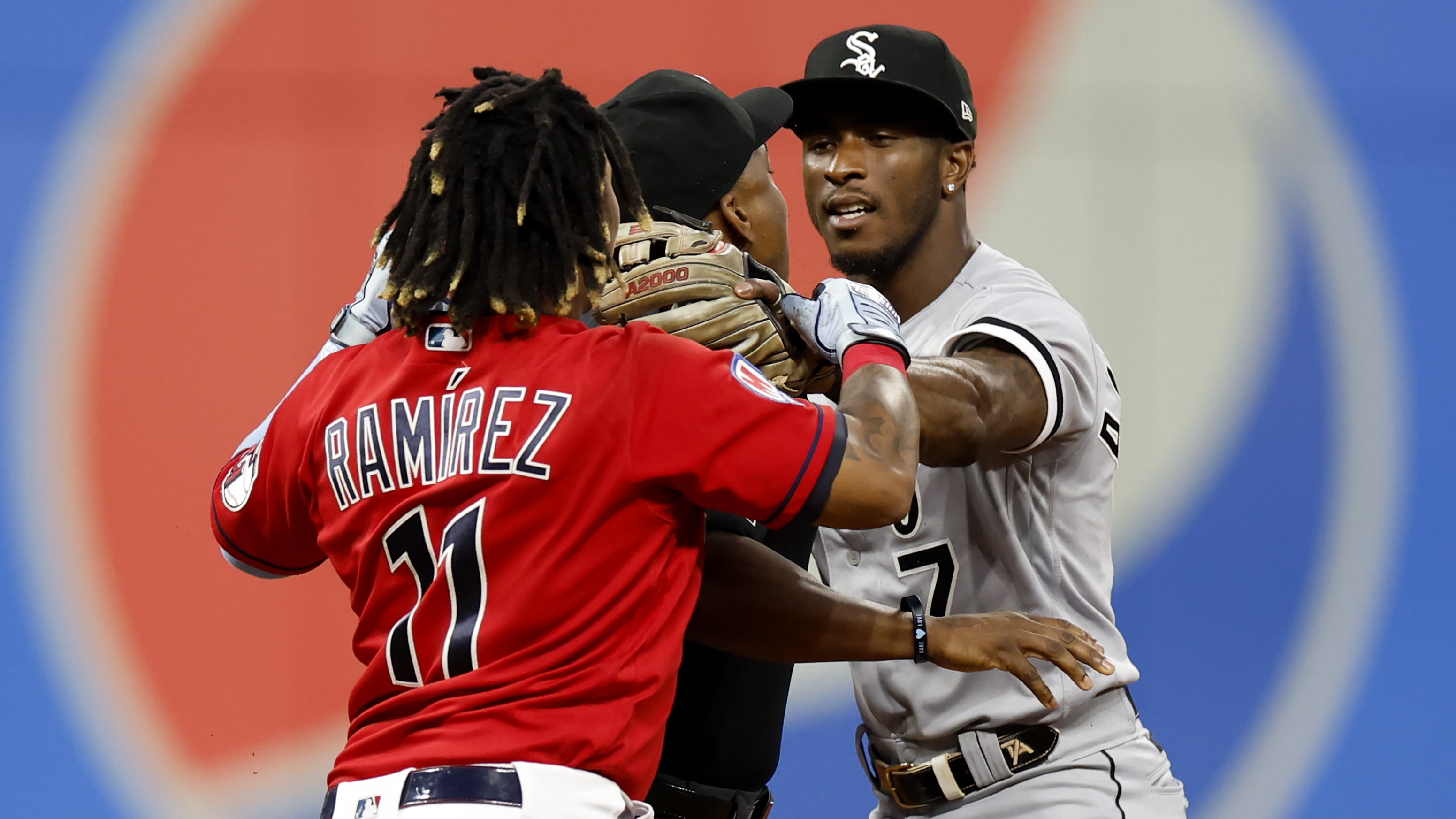 Tim Anderson đưa ra lời xin lỗi chân thành tới người hâm mộ White Sox sau cuộc cãi vã với José Ramírez