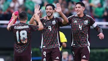 Raúl Jiménez y Edson Álvarez celebran un gol junto al retirado Andrés Guardado