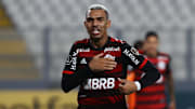 Flamengo recusou propostas milionárias por Matheuzinho, que recebeu ofertas de times da Europa.