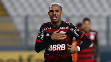 Flamengo recusou propostas milionárias por Matheuzinho, que recebeu ofertas de times da Europa.