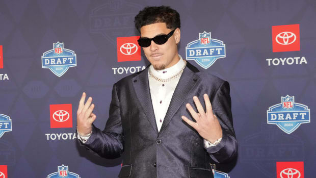 El ala defensiva de los Indianapolis Colts, Laiatu Latu