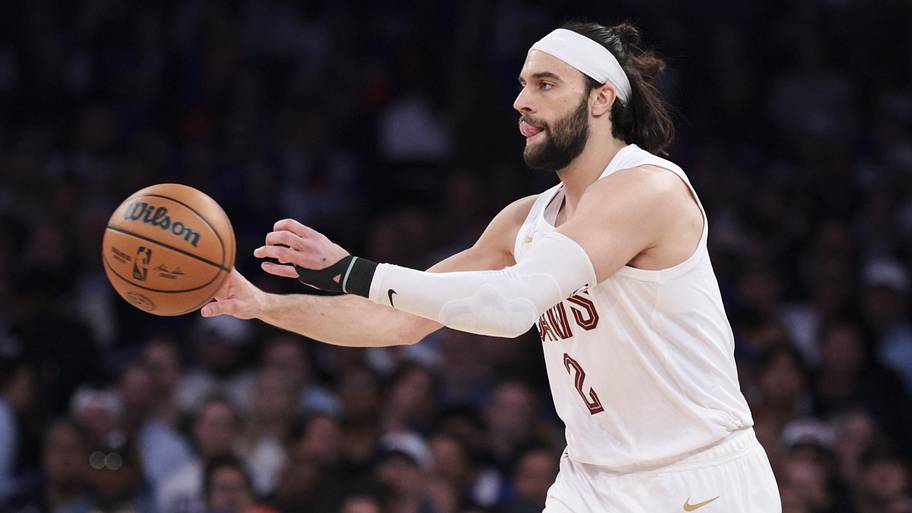 Cavaliers guard Max Strus passes against the Knicks.